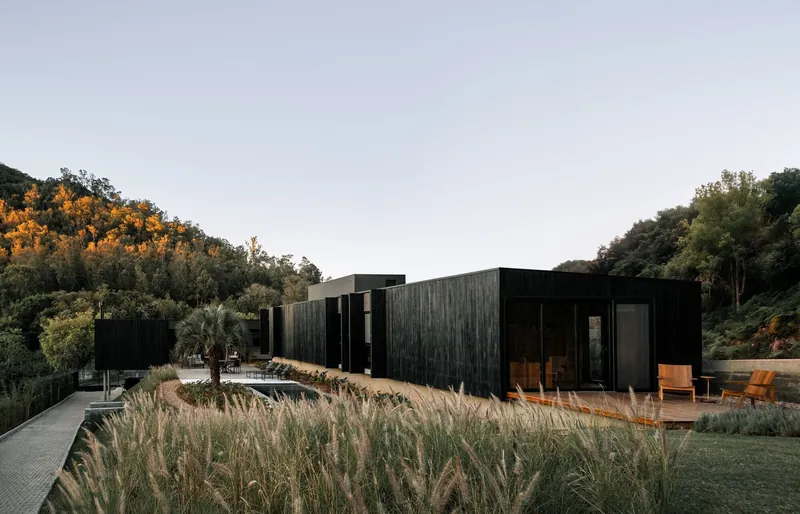 Maison Entremontes : L'Harmonie Parfaite entre Ville et Nature par Harpa Arquitetura
