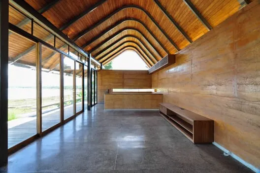 Maison Équilibrée: Nature et Industrie en Indonésie