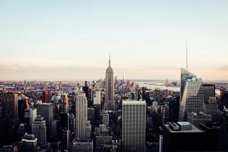 New Museum New York : Quand Rem Koolhaas et SANAA Réinventent l'Art Contemporain sur le Bowery
