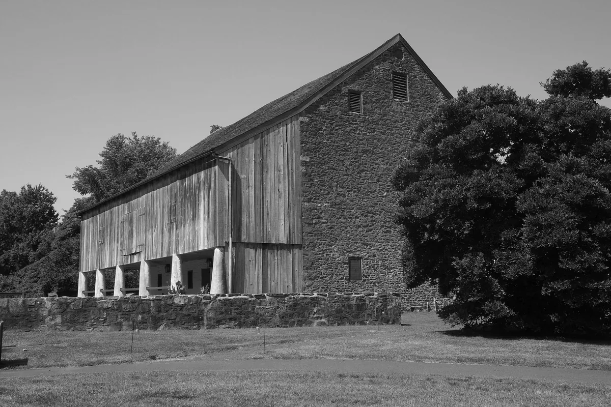 Charpente et volume d'une grange ancienne