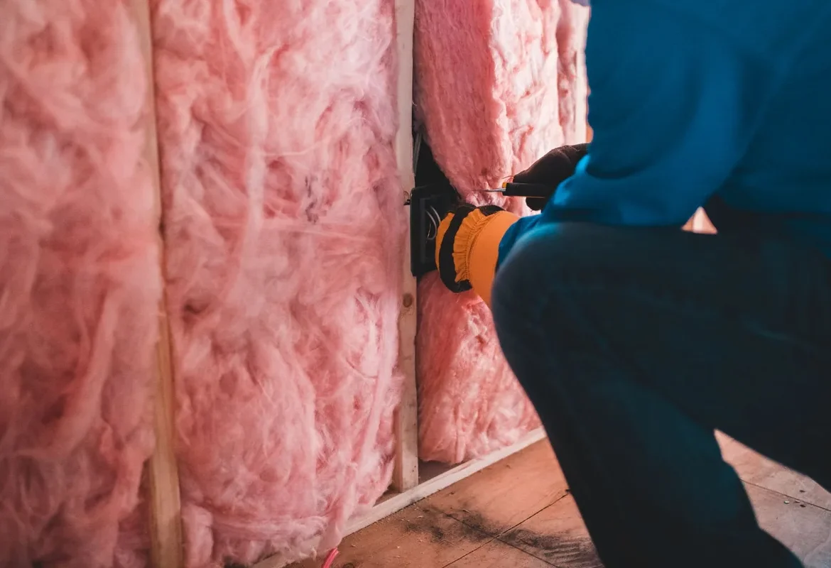 Pose d'un isolant dans une paroi en rénovation