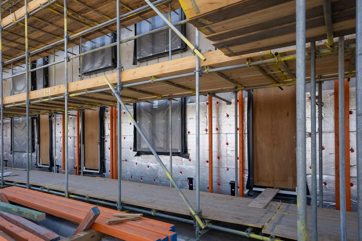 Structure d'une façade pendant une rénovation