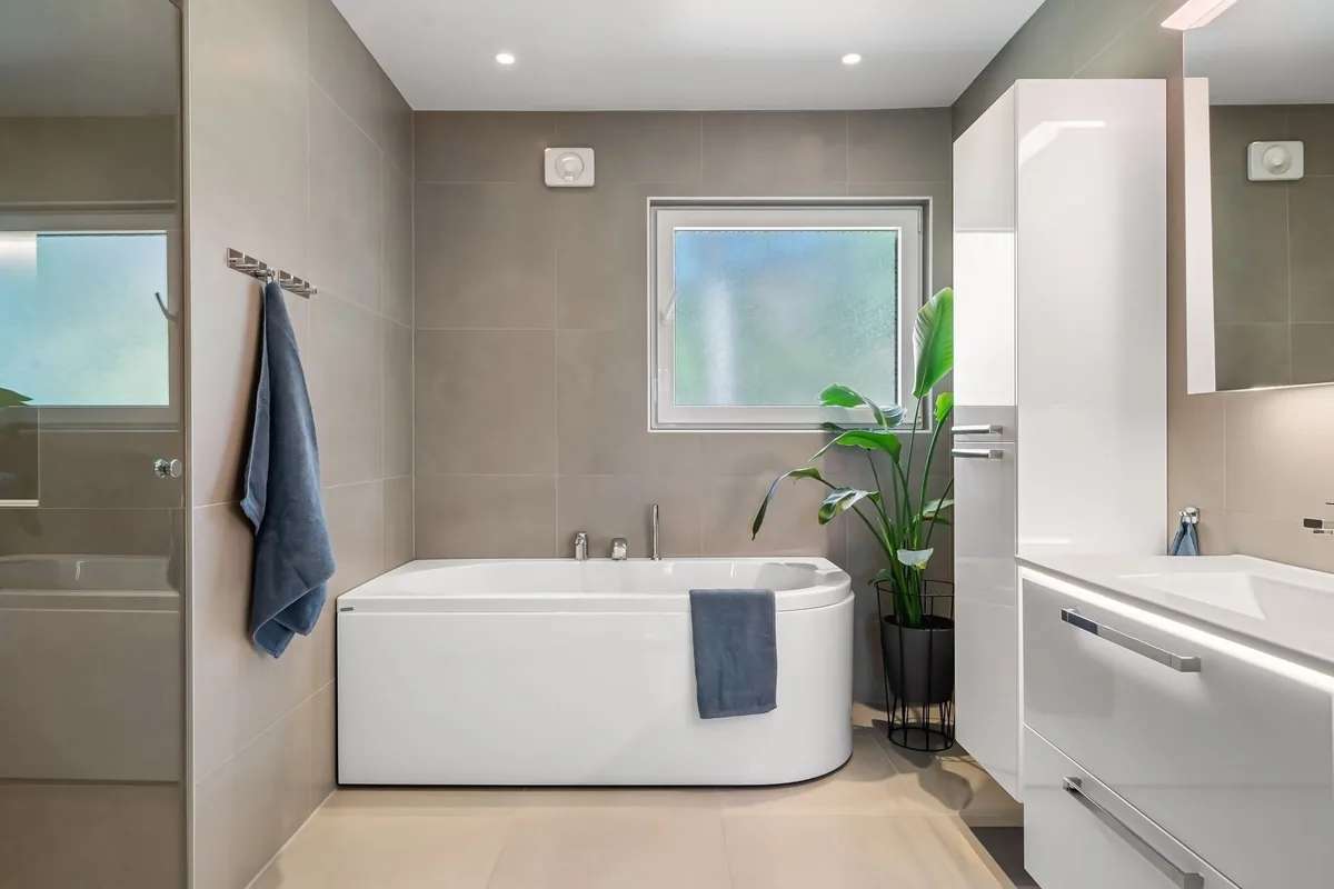 Salle de bains rénovée nécessitant une extraction adaptée