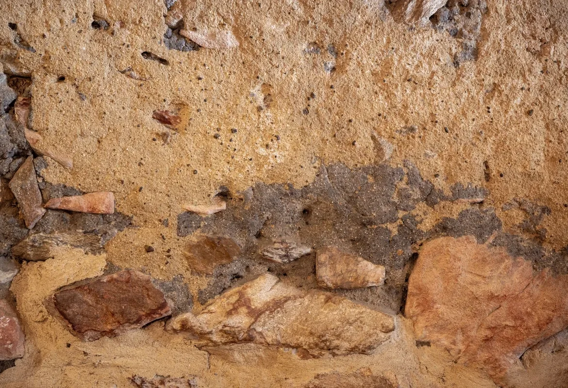 Mur ancien en pierre et mortier minéral