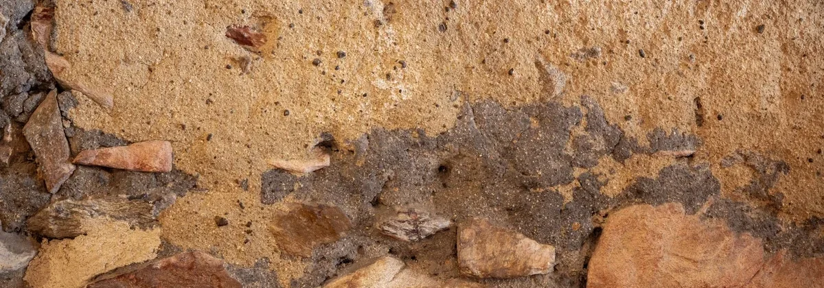 Mur ancien en pierre et mortier minéral